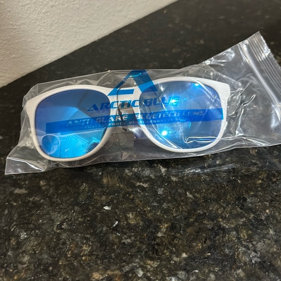 White Sunglasses (Pearl Shimmer) - Picture 3 of 4